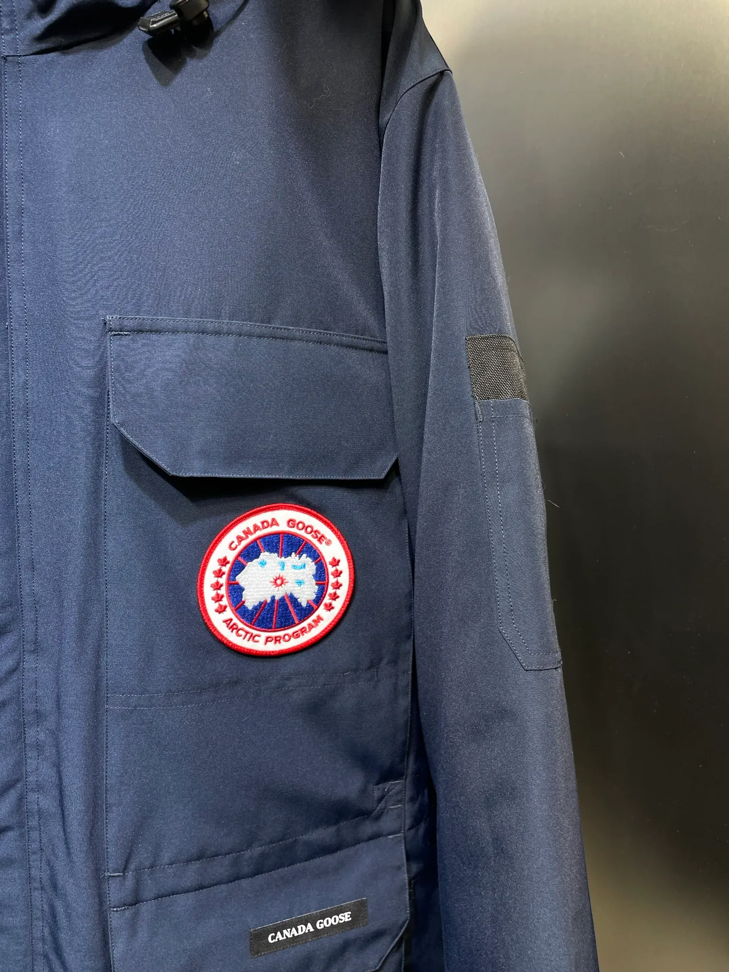 P910 special version 🌟 🇨🇦CANADA GOOES 24 new models 08 models/couple models Factory direct supply: supplying global purchasing agents, micro-business, entities, Tmall, high-end stalls and studio cooperation, free shipping! Canada Goose Expedition Parka 2008 is the same style for men and women. It is mid-length and the most timeless classic. All Arctic and Antarctic scientific expedition teams choose Canada Goose as their cold-proof equipment. It is the Rolls-Royce of down jackets. ➖ Industry-leading anti-counterfeiting chip sensing. ➖ Imported Behringer embroidery machines and customized embroidery labels, the highest level and industry leading. ➖ Imported Korean 21-count polyester-cotton blended original fabric, TC85 waterproof coated fabric, water-repellent, windproof and wear-resistant. ➖ The new national standard 80 white duck down is filled with an average of 520 grams of down. The amount of down filled is industry-leading. ➖ 100% nylon lining with double double-layer sealing design to prevent velvet running, and seamless thread design on the cuffs! ➖ Western Canadian Green Wolf Collar. ➖ Yoshida YKK provides original factory-customized electroplated sliders. YKK two-way lockable zippers are tight and smooth and do not peel off paint. ➖ 3M composite Velcro is durable and the accessories and hardware are all custom-made. Note: Our copywriting is only simple and clear. Instead of bragging about the copywriting, it is better to compare and understand with samples. Only for the purest goose, the most dedicated, the most professional, the highest quality, the highest cost performance!  Size:XS-XXL